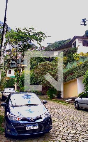 Casa à venda com 436m², 5 quartos e 2 vagas Casa à venda com 436m², 5 quartos e 2 vagasVista da Rua