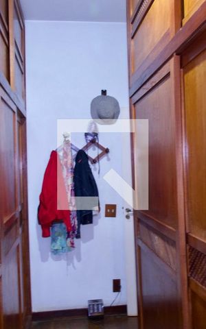 Casa à venda com 436m², 5 quartos e 2 vagas Casa à venda com 436m², 5 quartos e 2 vagasSuíte closet