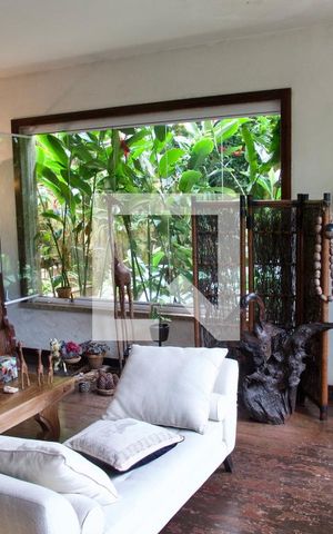 Casa à venda com 436m², 5 quartos e 2 vagas Casa à venda com 436m², 5 quartos e 2 vagasSala