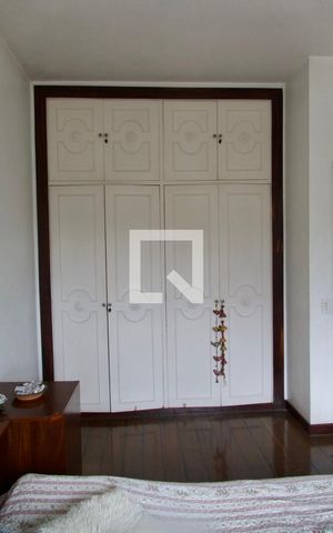 Casa à venda com 436m², 5 quartos e 2 vagas Casa à venda com 436m², 5 quartos e 2 vagasQuarto 2