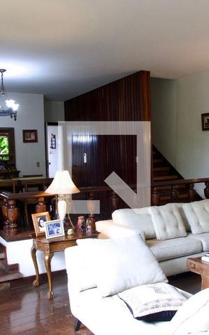 Casa à venda com 436m², 5 quartos e 2 vagas Casa à venda com 436m², 5 quartos e 2 vagasSala