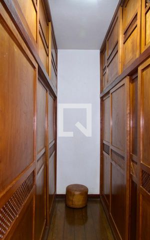 Casa à venda com 436m², 5 quartos e 2 vagas Casa à venda com 436m², 5 quartos e 2 vagasSuíte closet