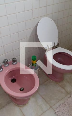 Casa à venda com 436m², 5 quartos e 2 vagas Casa à venda com 436m², 5 quartos e 2 vagasSuíte banheiro