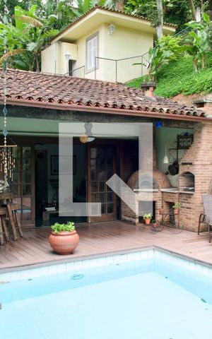 Casa à venda com 436m², 5 quartos e 2 vagas Casa à venda com 436m², 5 quartos e 2 vagasPiscina