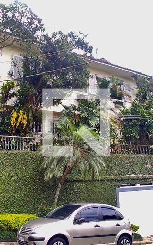 Casa à venda com 436m², 5 quartos e 2 vagas Casa à venda com 436m², 5 quartos e 2 vagasFachada