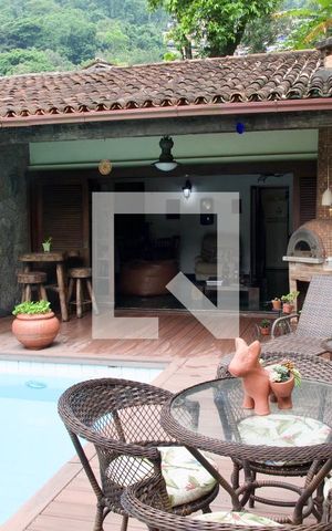 Casa à venda com 436m², 5 quartos e 2 vagas Casa à venda com 436m², 5 quartos e 2 vagasPiscina
