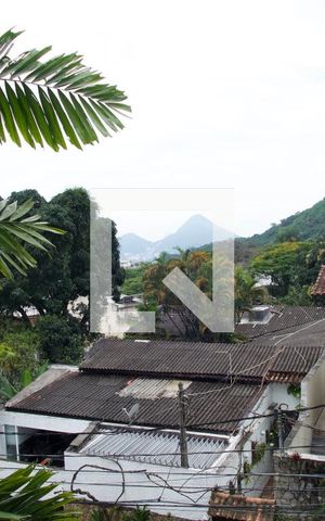 Casa à venda com 436m², 5 quartos e 2 vagas Casa à venda com 436m², 5 quartos e 2 vagasSuíte vista