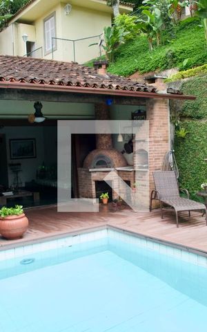 Casa à venda com 436m², 5 quartos e 2 vagas Casa à venda com 436m², 5 quartos e 2 vagasPiscina