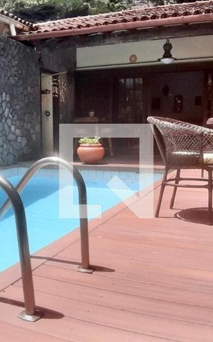 Casa à venda com 436m², 5 quartos e 2 vagas Casa à venda com 436m², 5 quartos e 2 vagasPiscina