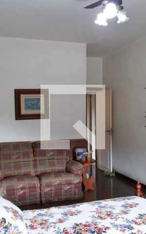 Casa à venda com 436m², 5 quartos e 2 vagas Casa à venda com 436m², 5 quartos e 2 vagasSuíte