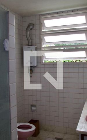 Casa à venda com 436m², 5 quartos e 2 vagas Casa à venda com 436m², 5 quartos e 2 vagasSuíte banheiro