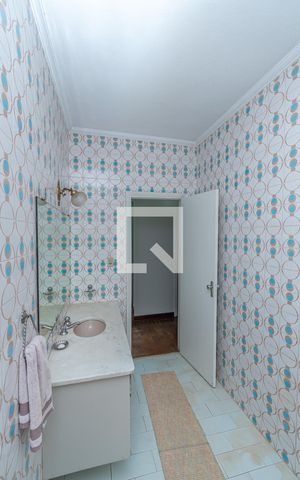 Casa à venda com 440m², 4 quartos e 5 vagas Casa à venda com 440m², 4 quartos e 5 vagasBanheiro Corredor