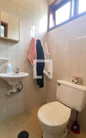 Casa de condomínio à venda com 340m², 3 quartos e 4 vagasBanheiro de serviço