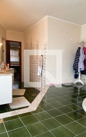 Casa de condomínio à venda com 340m², 3 quartos e 4 vagasBanheiro da Suíte 1