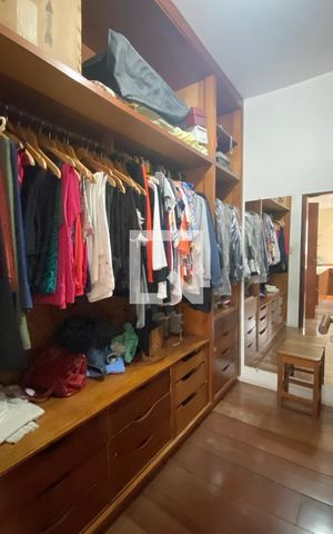 Casa de condomínio à venda com 340m², 3 quartos e 4 vagasCloset