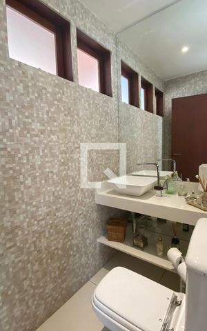 Casa de condomínio à venda com 340m², 3 quartos e 4 vagasLavabo