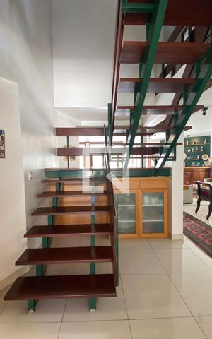 Casa de condomínio à venda com 340m², 3 quartos e 4 vagasEscada
