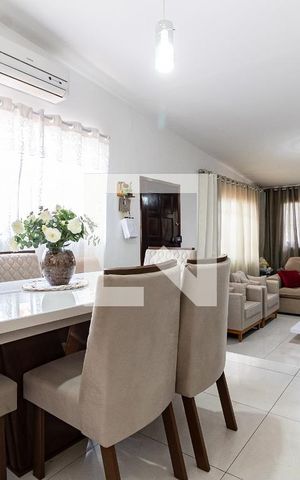 Casa à venda com 120m², 3 quartos e 2 vagas Casa à venda com 120m², 3 quartos e 2 vagasSala
