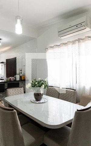 Casa à venda com 120m², 3 quartos e 2 vagas Casa à venda com 120m², 3 quartos e 2 vagasSala