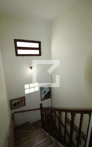 Casa à venda com 300m², 3 quartos e 3 vagasEscada