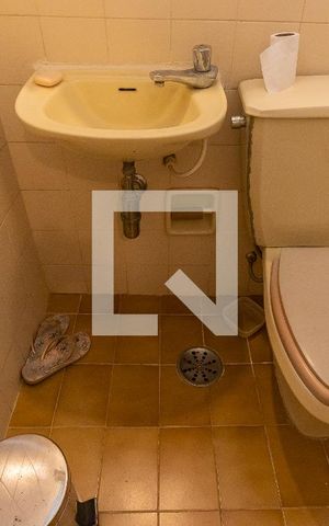 Apartamento para alugar com 240m², 4 quartos e 3 vagas Apartamento para alugar com 240m², 4 quartos e 3 vagasBanheiro de Serviço