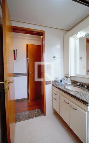 Apartamento à venda com 198m², 4 quartos e 4 vagas Apartamento à venda com 198m², 4 quartos e 4 vagasBanheiro da Suíte 2
