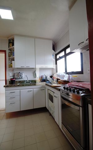 Apartamento à venda com 198m², 4 quartos e 4 vagas Apartamento à venda com 198m², 4 quartos e 4 vagasCozinha