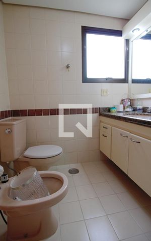 Apartamento à venda com 198m², 4 quartos e 4 vagas Apartamento à venda com 198m², 4 quartos e 4 vagasBanheiro da Suíte 1
