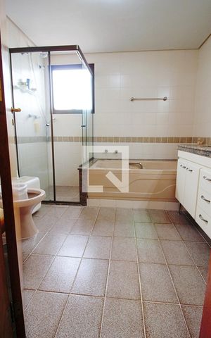 Apartamento à venda com 198m², 4 quartos e 4 vagas Apartamento à venda com 198m², 4 quartos e 4 vagasBanheiro da Suíte 3