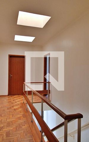 Casa para alugar com 274m², 4 quartos e 4 vagas Casa para alugar com 274m², 4 quartos e 4 vagasCorredor