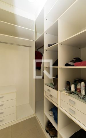 Casa à venda com 220m², 3 quartos e 3 vagasCloset da suíte