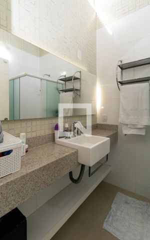 Casa à venda com 220m², 3 quartos e 3 vagasBanheiro da Suíte