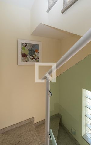 Casa à venda com 220m², 3 quartos e 3 vagasEscada