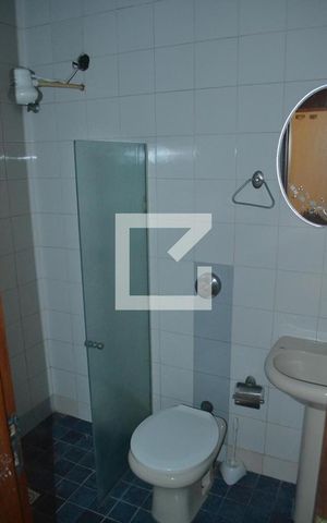 Casa de condomínio à venda com 350m², 5 quartos e 3 vagasBanheiro do Quarto Externo