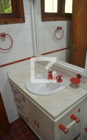 Casa de condomínio à venda com 350m², 5 quartos e 3 vagasBanheiro da Suíte 2 - Armários e Torneira