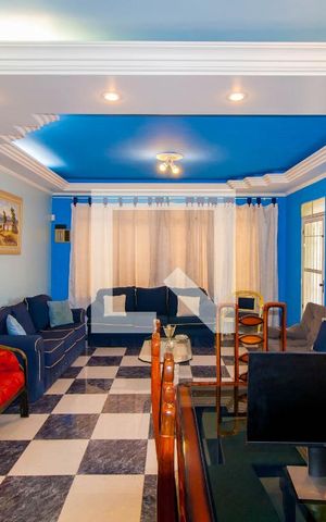 Casa à venda com 240m², 4 quartos e 4 vagas Casa à venda com 240m², 4 quartos e 4 vagasSala