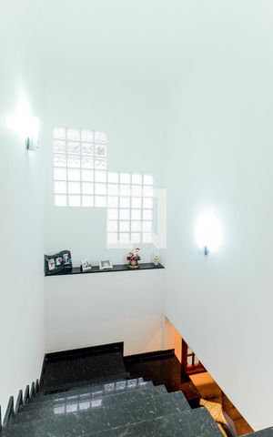 Casa à venda com 130m², 3 quartos e 2 vagasEscada Sala/Quartos