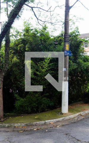 Casa à venda com 476m², 2 quartos e 3 vagasFachada ( Casa de Esquina )