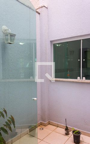 Casa à venda com 350m², 6 quartos e 4 vagas Casa à venda com 350m², 6 quartos e 4 vagasSala