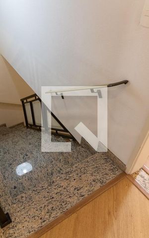 Casa à venda com 170m², 2 quartos e 1 vaga Casa à venda com 170m², 2 quartos e 1 vagaEscada