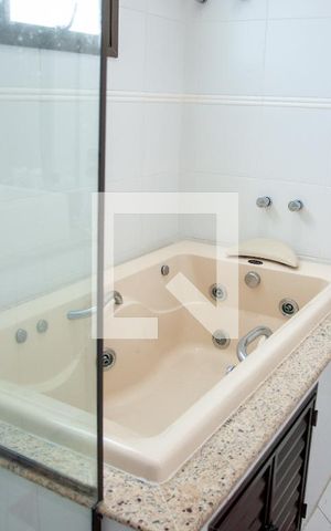 Apartamento à venda com 280m², 4 quartos e 2 vagas Apartamento à venda com 280m², 4 quartos e 2 vagasBanheiro da Suíte 3 - Banheira