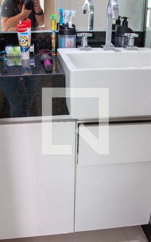 Apartamento à venda com 280m², 4 quartos e 2 vagas Apartamento à venda com 280m², 4 quartos e 2 vagasBanheiro da Suíte 1