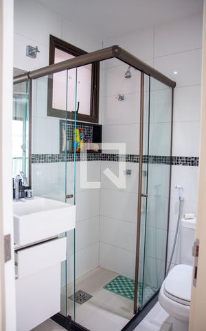 Apartamento à venda com 280m², 4 quartos e 2 vagas Apartamento à venda com 280m², 4 quartos e 2 vagasBanheiro da Suíte 1