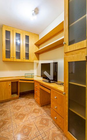 Casa à venda com 300m², 3 quartos e 2 vagas Casa à venda com 300m², 3 quartos e 2 vagasEscritório