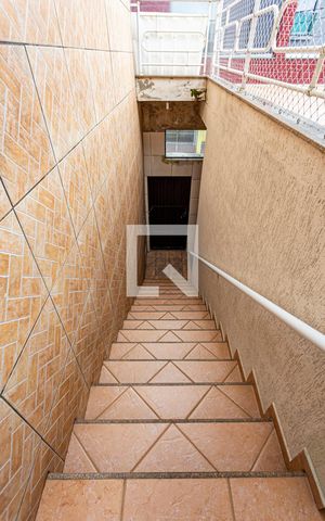 Casa à venda com 300m², 3 quartos e 2 vagas Casa à venda com 300m², 3 quartos e 2 vagasEscada Entrada Casa / Garagem