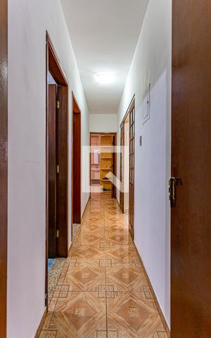Casa à venda com 300m², 3 quartos e 2 vagas Casa à venda com 300m², 3 quartos e 2 vagasCorredor Dormitórios