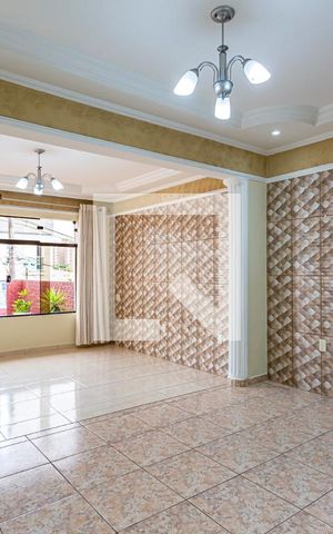 Casa à venda com 300m², 3 quartos e 2 vagas Casa à venda com 300m², 3 quartos e 2 vagasSala