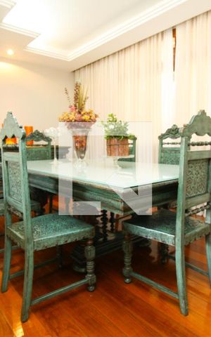 Casa à venda com 324m², 4 quartos e 4 vagas