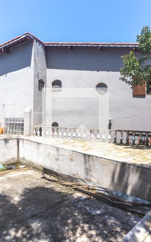 Casa à venda com 280m², 3 quartos e 5 vagas Casa à venda com 280m², 3 quartos e 5 vagasPiscina