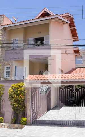 Casa à venda com 307m², 3 quartos e 4 vagas Casa à venda com 307m², 3 quartos e 4 vagasFachada